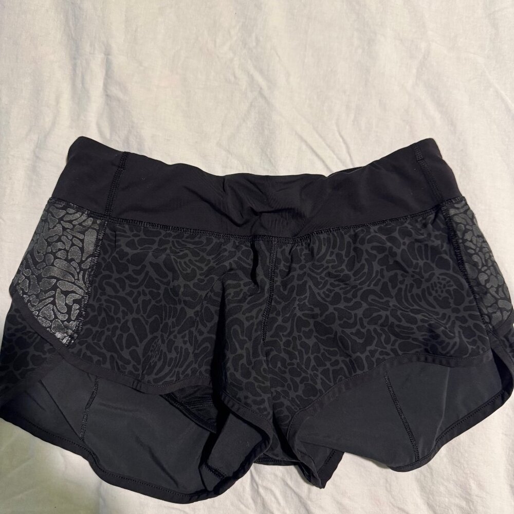 Lululemon Womens Black Animal Print Speed Up Lined Shorts 6